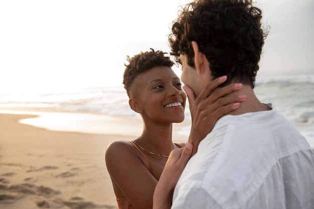 Foto grátis casais se abraçando perto do mar