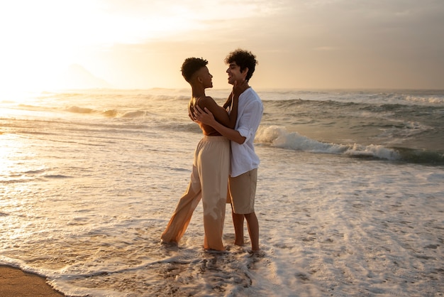 Foto grátis casais se abraçando perto do mar