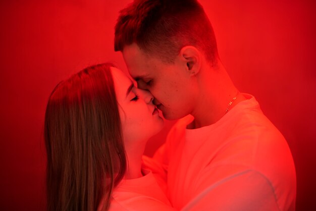 Casal a ter momentos de intimidade em público.