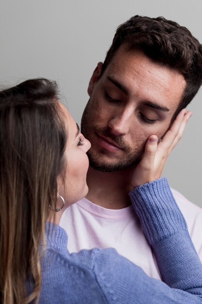 Casal abraçando e abraçando