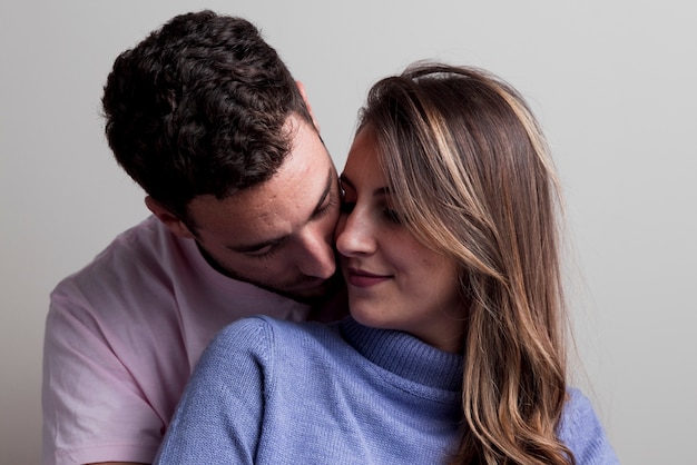 Casal abraçando e abraçando