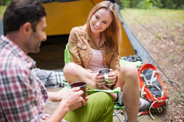 Casal acampando na floresta