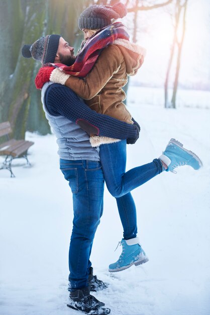 Casal adorável e temporada de inverno