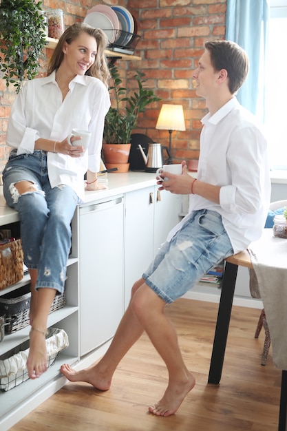 Casal adorável em casa