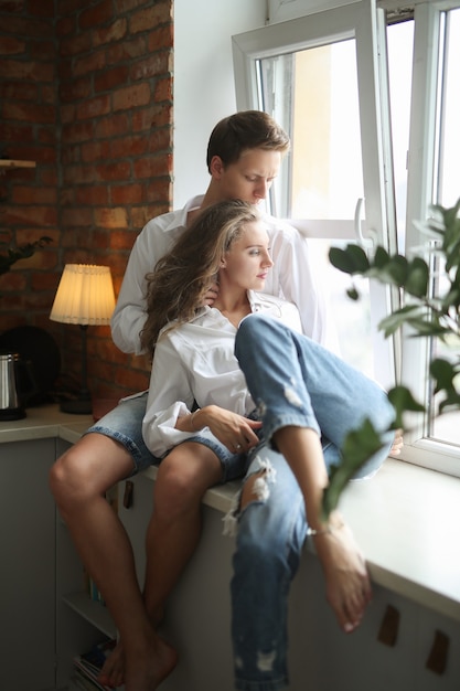 Casal adorável em casa