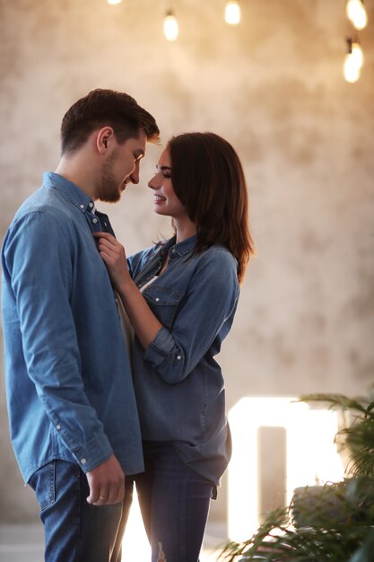 Casal adorável em casa