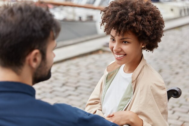 Casal adorável feliz posa em ambiente urbano