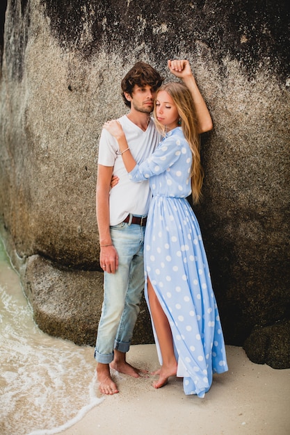 Casal adorável jovem elegante e moderno apaixonado em uma praia tropical durante as férias