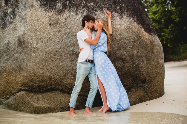 Casal adorável jovem elegante e moderno apaixonado em uma praia tropical durante as férias