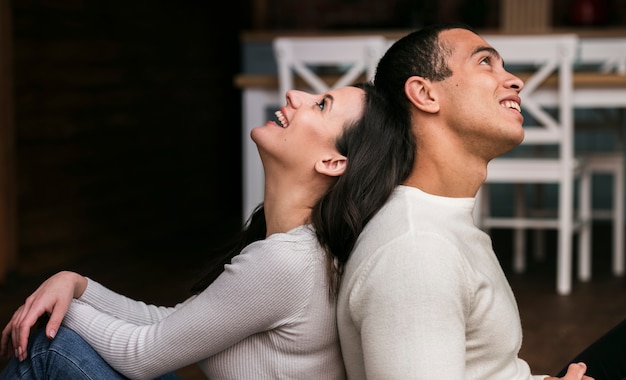 Casal adorável juntos em casa