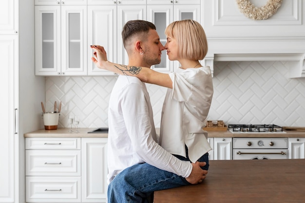 Casal adorável passando bons momentos juntos em casa