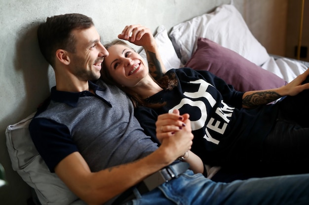 Casal adorável passando um tempo juntos em casa