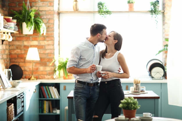 Casal adorável passando um tempo juntos em casa