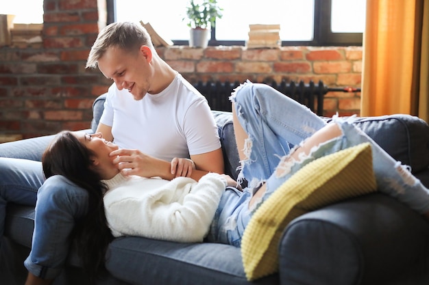 Casal adorável passando um tempo juntos em casa