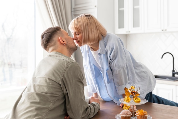 Foto grátis casal adorável passando um tempo juntos em casa