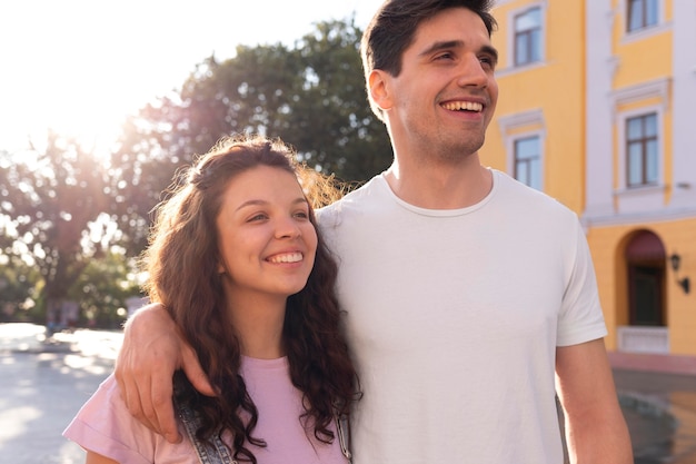 Foto grátis casal adorável tendo um encontro lá fora