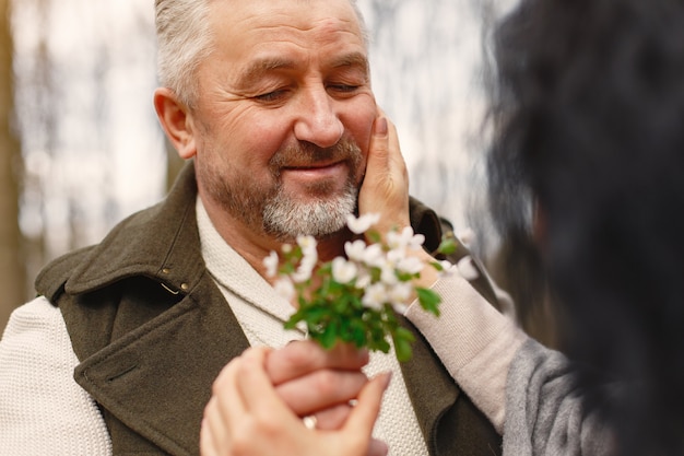 Casal adulto elegante em uma floresta de primavera