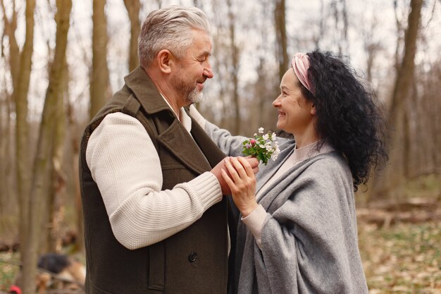 Casal adulto elegante em uma floresta de primavera