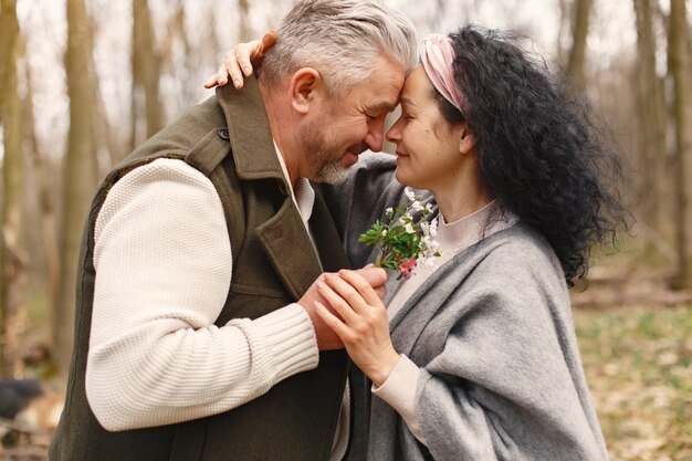 Casal adulto elegante em uma floresta de primavera