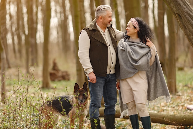 Casal adulto elegante em uma floresta de primavera