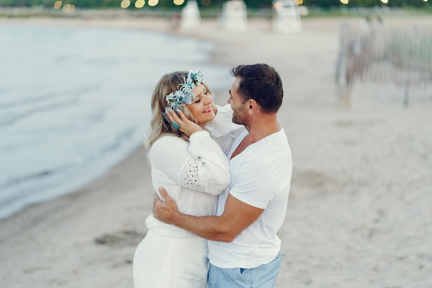 Foto grátis casal adulto elegante perto do mar