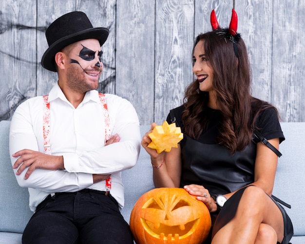 Casal adulto feliz junto para o halloween