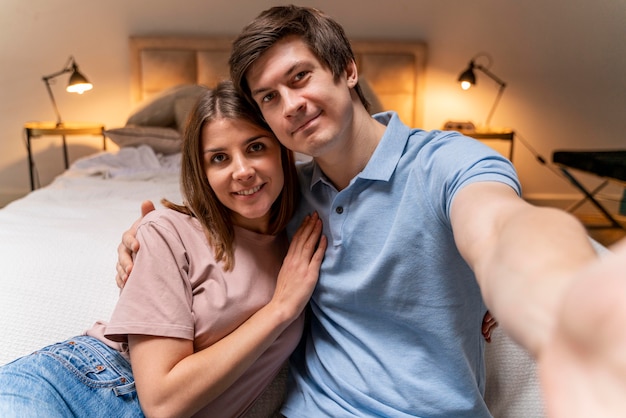 Casal adulto fofo tirando uma selfie