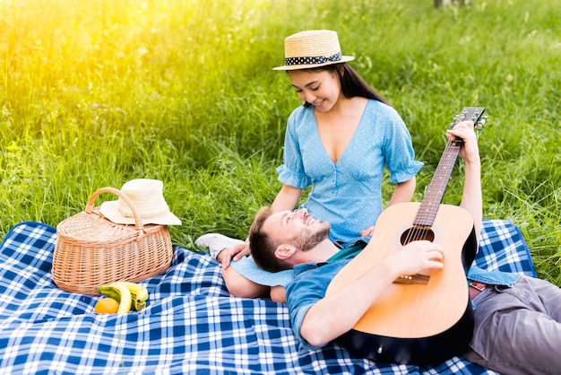 Casal adulto multirracial fazendo piquenique