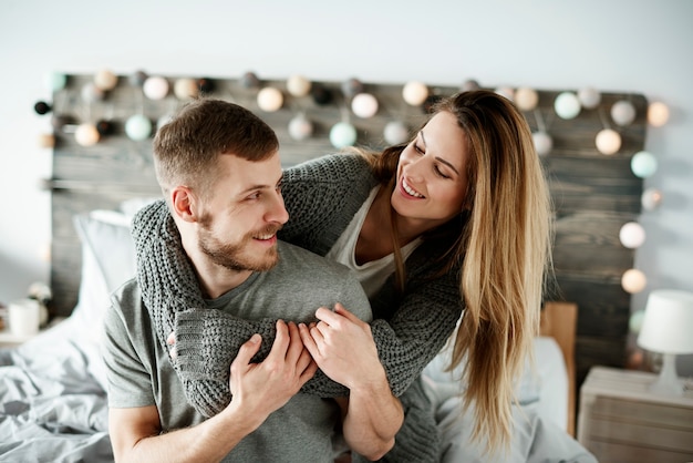 Casal afetuoso se divertindo no quarto