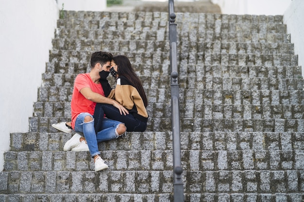 Casal afetuoso sentado em uma escada