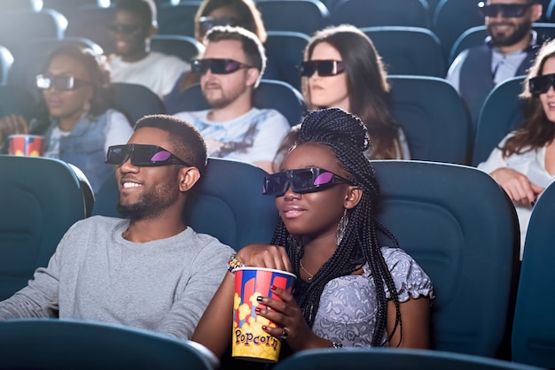 Foto grátis casal africano no cinema