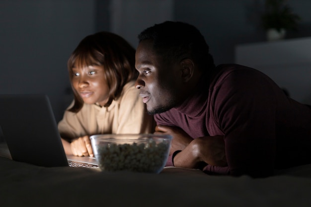 Foto grátis casal afro-americano assistindo serviço de streaming