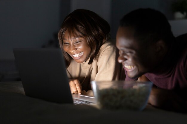 Casal afro-americano assistindo serviço de streaming