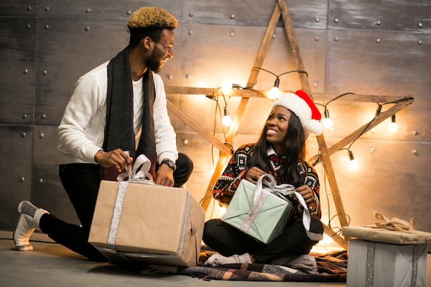Casal afro-americano que apresenta presentes no natal