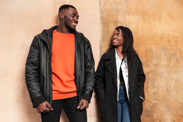 Casal afro-americano romântico olhando um ao outro