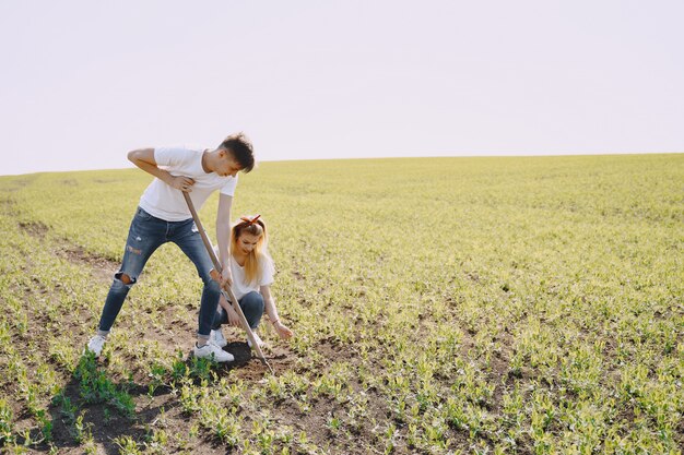 Casal agricultura no campo agrícola