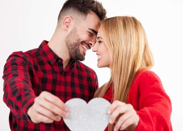 Foto grátis casal alegre com coração de papel