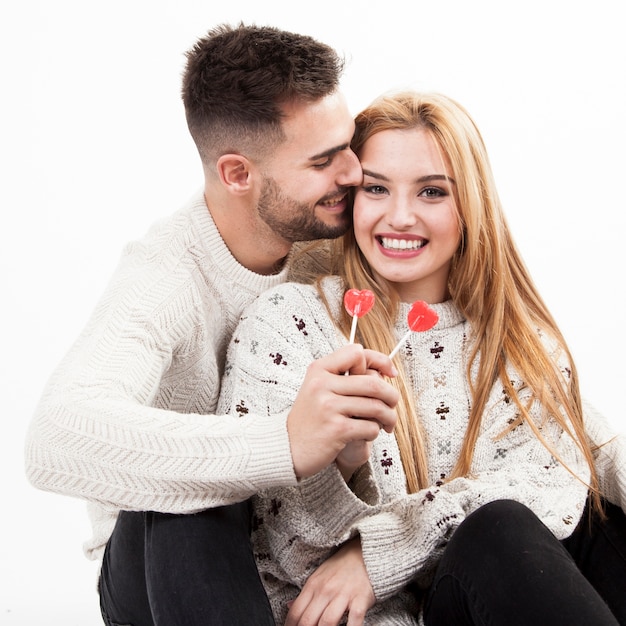 Casal alegre com pirulitos