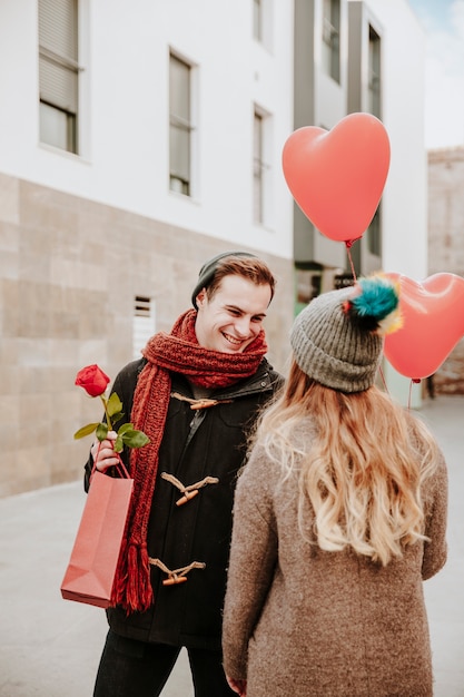 Foto grátis casal alegre com presentes na rua da cidade