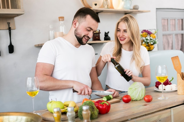 Casal alegre cozinhando juntos