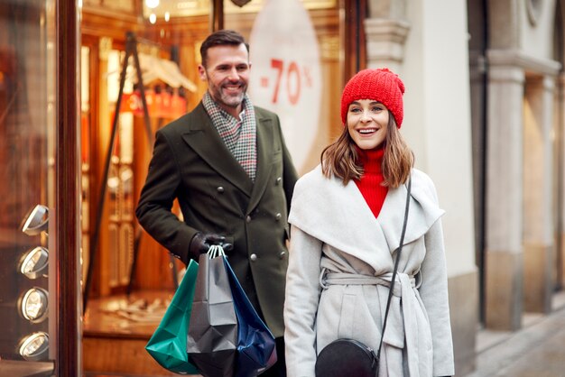 Casal alegre durante as compras de inverno