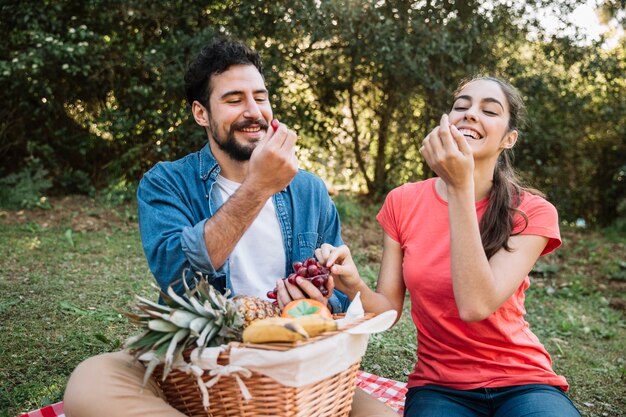 Foto grátis casal alegre fazendo um piquenique