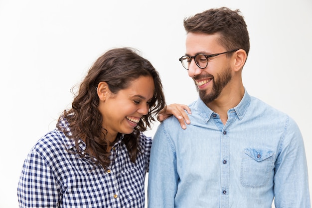 Foto grátis casal alegre feliz conversando e rindo