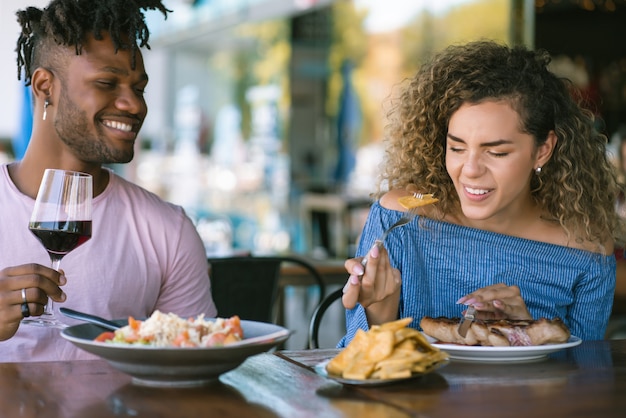 Casal almoçando juntos em um restaurante.