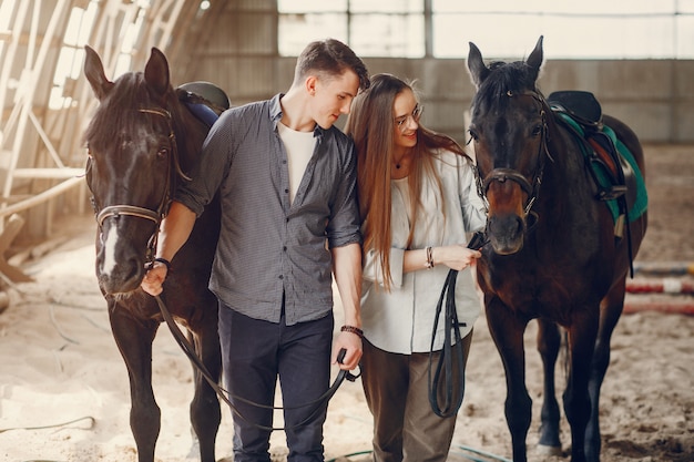 Casal amoroso bonito com cavalo na fazenda