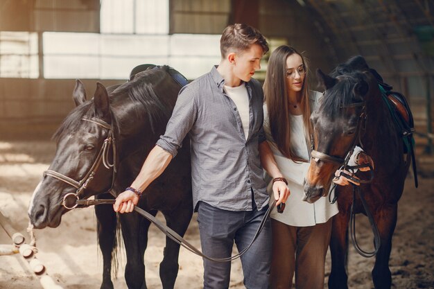 Casal amoroso bonito com cavalo na fazenda