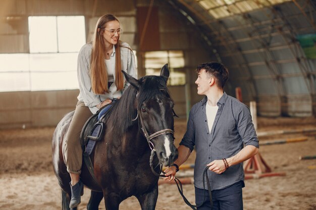 Casal amoroso bonito com cavalo na fazenda