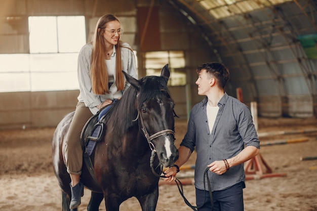 Casal amoroso bonito com cavalo na fazenda