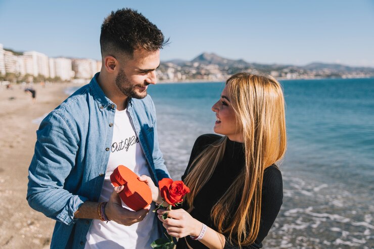 Foto grátis casal amoroso com presentes na praia