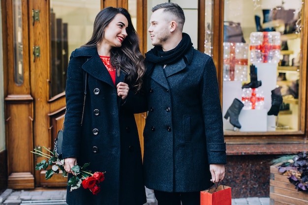 Casal amoroso na data posando na rua